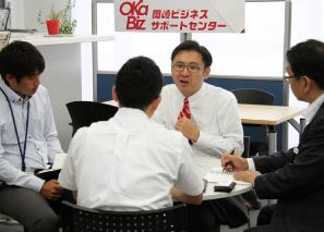 売り上げアップに向けたアイデアを提案する秋元祥治センター長（中）＝岡崎市康生通西４のオカビズで