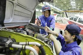 エンジンを点検する中日本航空専門学校航空整備科の学生たち＝岐阜県関市で