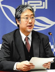 会見する伊東新学長＝静岡市駿河区の静岡大で