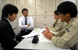 仕事の意義や影響などを質問し合う受講者と宇井さん（左から２人目）＝関市わかくさプラザで