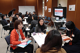 日本生命は、妊娠中の社員を対象に、居住自治体の保育所情報などを持ち寄り、必要な準備を確認させる「プレママセミナー」を本年度から始めた＝東京都内で  　４月から保育所への入所を希望する親に、選考結果が届く時期になった。復職を熱望しながら、保育所に入れず断念せざるを得ないケースも多い。そんな社員を減らそうと、子どもの保育園を探す活動（保活）の支援に、企業が乗り出している。　（安食美智子）  　「育児休業中のブランクが怖い。入園が難しい年度途中でも、早く復職したかった」  　サントリーウエルネス（東京都港区）で健
