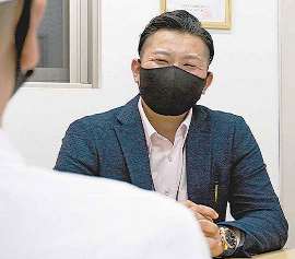 元受刑者の男性（左）と談笑する井戸謙佑さん＝愛知県小牧市のティースライブで