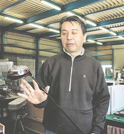 「その人の理想の弾道をつくってあげるのがクラブ作り」と話す田頭さん＝刈谷市高須町のゴルフ工房エールで