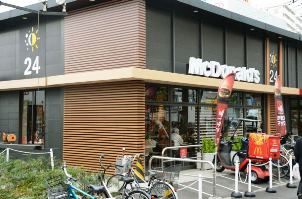 マクドナルドの２４時間営業店舗＝東京都内で