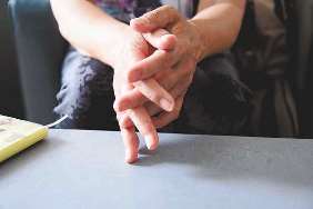 「働きが認められていないようで、悲しい」と話す非正規の女性保育士＝名古屋市内で