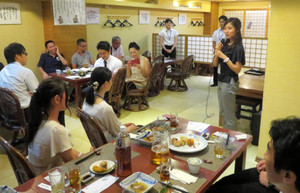 意見交換会でインターンシップの感想などを語る学生＝上海市の日本料理店で（加藤直人撮影）