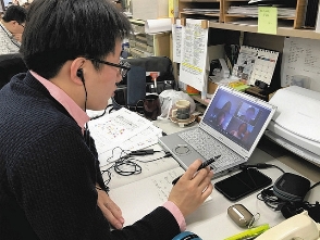 新聞社の取材も変わりつつある。画面越しに在宅勤務の３人に話を聞く記者＝中日新聞社で