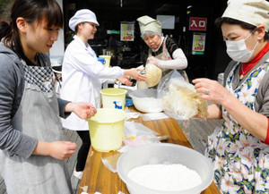 参加者にみその作り方を教える片岡さん（左）と島さん（左から２人目）＝紀北町の「道の駅紀伊長島マンボウ」で