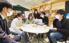 話し合いに臨む鳥居さん（左から２人目）、坂本さん（同３人目）、竹内さん（右端）と、岩田さん（右から２人目）ら支える大人たち＝半田市広小路町で