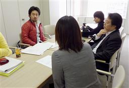 「キャバクラユニオン」（仮称）の結成について話し合う「フリーター全般労組」のメンバーら＝１１月下旬、東京都新宿区