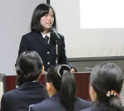 笑いあり、涙ありの介護実習の経験を語る生徒＝西区の西陵高で