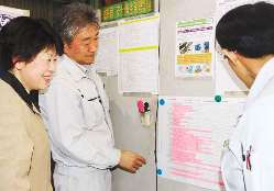 工場内に張られた社員の残業時間の棒グラフ＝各務原市金属団地の鵜飼で