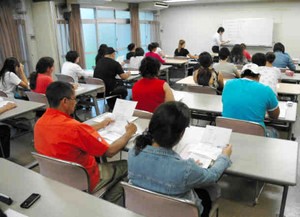 団地自治会が始めた日本語教室＝知立市昭和の知立団地で