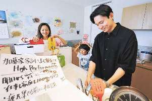 夫婦で家事をする加藤大貴さんと未佳さん（左）。森数美保さんのセミナーで家訓を書いた紙は捨てずにとってある＝名古屋市で