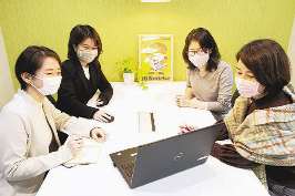 社員同士でも集まってＰＭＳなど女性の健康について学んでいる＝東京都中央区の浅野製版所で（同社提供）