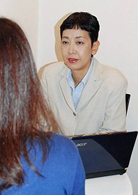 キャリア形成について、悩みを聞くビセオの吉田郁子代表＝東京都品川区で