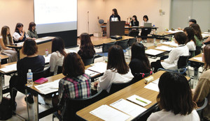 ゲオグループの女性社員のみを集めた会議＝兵庫県西宮市で（ゲオホールディングス提供）