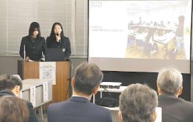 介護人材確保のための方策について発表する生徒ら＝伊賀市役所で