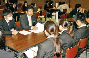 人事担当者の話に聴き入る学生たち＝ひこね燦ぱれすで