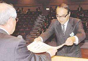 安全衛生管理優良事業場の表彰を受ける夫婦岩パラダイスの代表者（右）＝伊勢市生涯学習センターいせトピアで