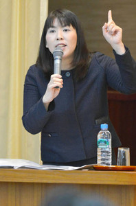 「一瞬の出会い」と題して講演する斎藤泉さん＝名古屋市昭和区駒方町の法音寺で
