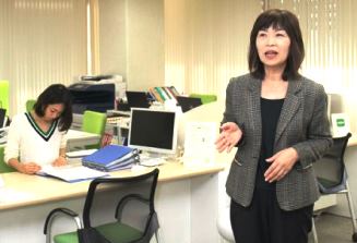 相談窓口の利用を呼び掛ける加藤さん（右）＝中区栄４で