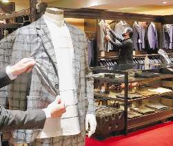 伸縮性がある素材を使ったスーツ（手前）も並ぶ紳士服売り場＝名古屋・名駅の名鉄百貨店本店で