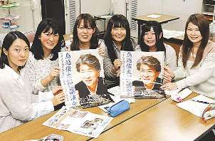 がん検診の積極的な受診を呼び掛ける学生たち＝四日市市で