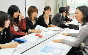仕事の現実について先輩（右）から話を聞く学生たち＝永平寺町の県立大福井キャンパスで