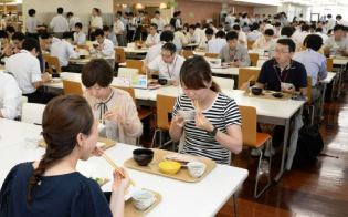無料で提供される朝食を食べる社員らでにぎわう食堂＝愛知県刈谷市のデンソー本社で