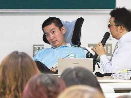 パートナーの力を借り、看護する側に求めることなどを話す恩田さん(左)＝羽島市江吉良町の県立看護大で