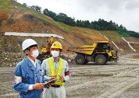 砕石現場の安全対策を確認する愛知労働局の伊藤局長（左）＝瀬戸市で