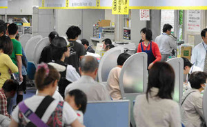 職探しの人たちで混雑する相談窓口＝１日、名古屋市中村区のハローワーク名古屋中で