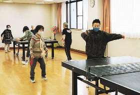サークルで卓球を楽しむ市民ら＝一宮市音羽１の「働く婦人の家」で