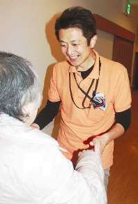 すし職人時代の技術と気配りを介護の現場で生かす杭さん＝御浜町上野で