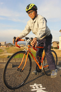 「自転車通勤は季節の移り変わりも感じられる」と話す今田さん＝愛知県豊田市で