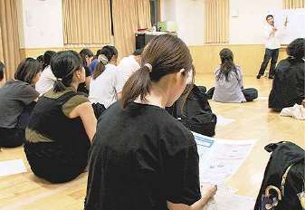 保育士の配置基準の問題について学ぶ保護者ら＝名古屋市千種区のきたちくさ保育園で