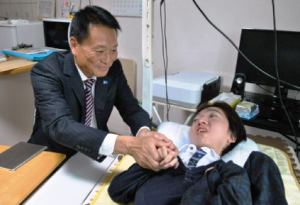懇談後に握手を交わす土肥会長（左）と佐藤さん＝知多市新知台で