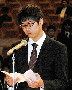 誓詞を読み上げる入校生代表の石瀬さん＝魚津市の新川文化ホールで