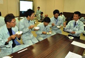 野菜のおかずの作り方を説明する木下社長（右）＝愛知県日進市の三幸土木で