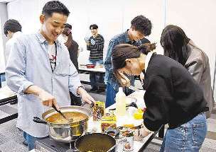 協力してカレーを作る総合職の新入社員