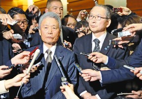 安倍首相との会談を終え、報道陣に囲まれる経団連の榊原定征会長（左）と連合の神津里季生会長＝１３日午後、首相官邸で（北村彰撮影）