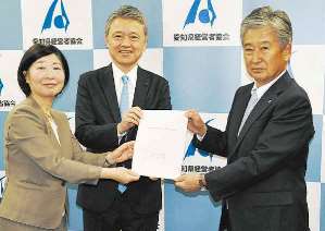 県経営者協会の大島会長（右）に要請書を手渡す愛知労働局の小林局長（左）ら＝名古屋市中区で