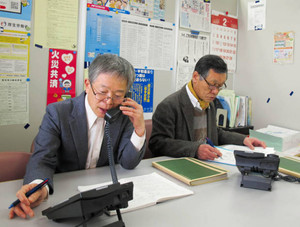 電話で労働相談に応じる相談員ら＝名古屋市熱田区の愛労連で