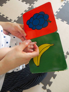 特別養子縁組を申し立てている育休中の女性は、子どもをひざに乗せ「この一年間は宝物」と話した