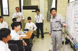 地元企業の技術者(右)の話を聞く生徒たち＝大垣市の大垣工業高で