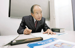 「相談員は相談者の不安にどれだけ寄り添えるかが求められる」と話す小泉信幸さん＝東京都渋谷区で