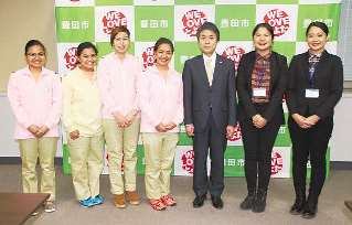 介護福祉士の資格取得を目指す６人と太田稔彦市長（右から３人目）＝豊田市役所で