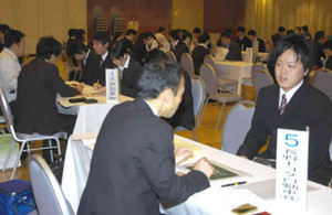 採用担当者との面接に臨む学生ら＝飯田市で