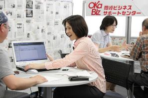 女性相談員が活躍するオカビズ＝岡崎市康生通西４の市図書館交流プラザで